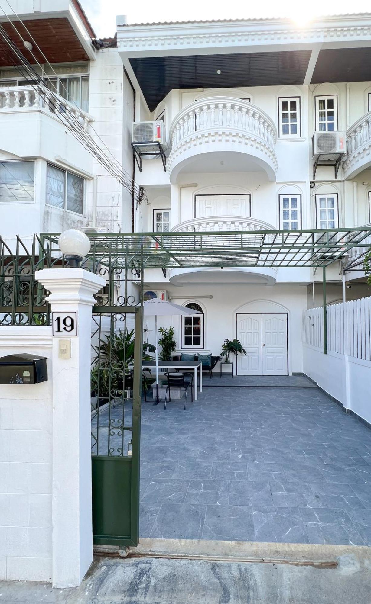 Neveu Premier Residence : Ratchada Bangkok Buitenkant foto